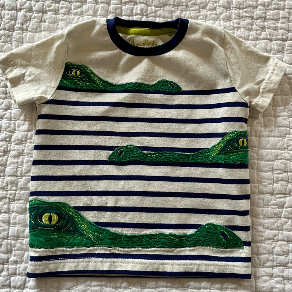 Mini Boden toddler alligator appliqué t-shirt. 100% cotton. Size 2-3